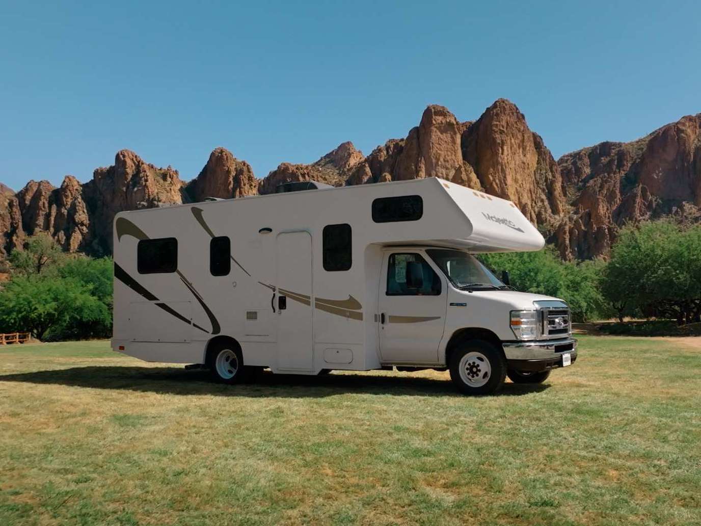 Full view of right side of Thor Motor Coach Majestic 23A