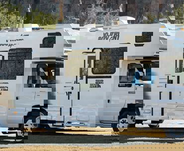 Cruise America Large Rental RV 01 Front